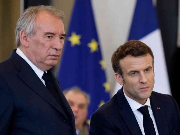 Alla fine Macron torna al punto di partenza: fa centro con il premier Bayrou