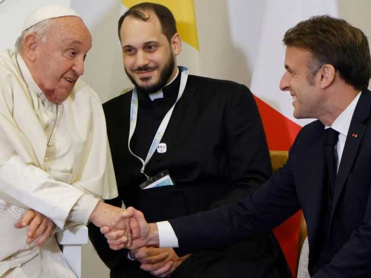 Papa Francesco: i bambini sono il futuro. Lungo colloquio con Macron