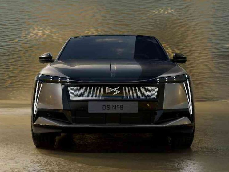 DS N°8, ecco com'è la lussuosa elettrica francese costruita a Melfi