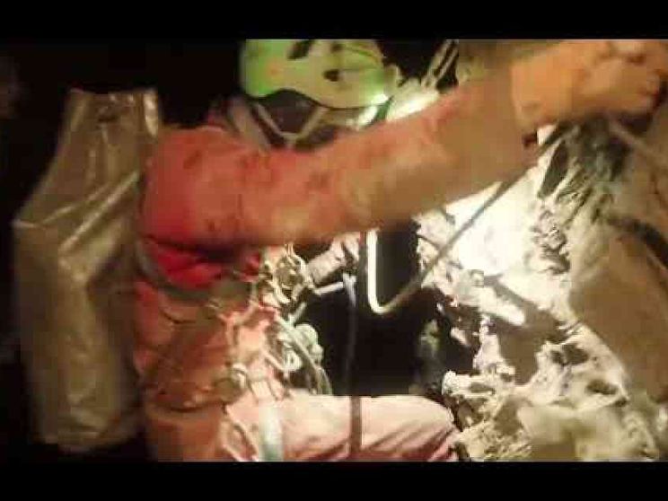 In trappola nella grotta, corsa per salvarla