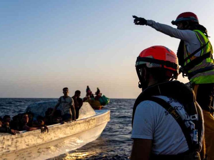 Guardia Costiera e Ong: cronaca di un abbraccio (oscurato) in alto mare