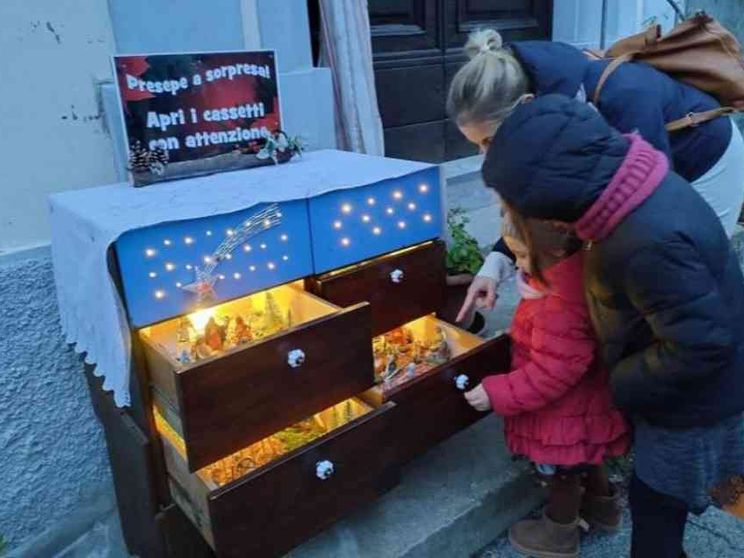 Più presepi che abitanti, Betlemme rinasce nelle strade di Portico di Romagna