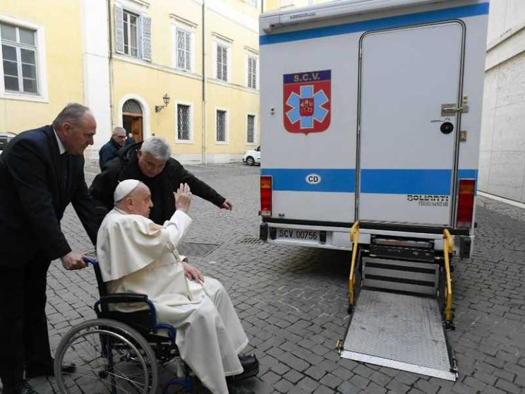 Il Papa dona all'Ucraina un camper-ospedale portato dal cardinale Krajewski