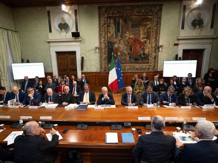 Apre piazza Risorgimento. Mantovano scherza: «Mai perdere la fede»