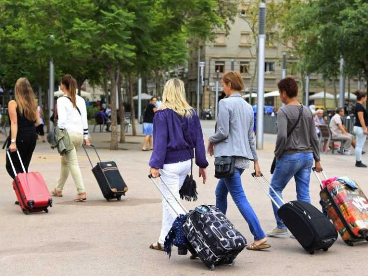 A Barcellona i fondi cacciano i residenti per affittare le case ai turisti