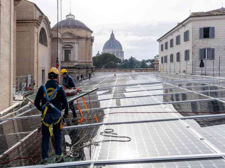 Transizione energetica in Vaticano, tra vetrate solari e colonnine di ricarica