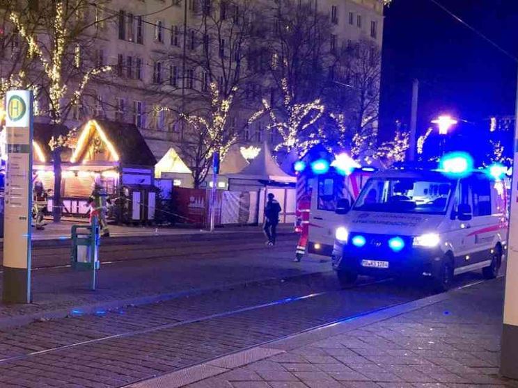 Attentato in Germania, auto contro la folla al mercatino di Natale