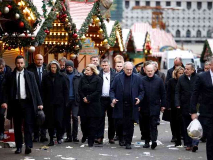 Strage di famiglie al mercato di Natale. Scholz: uniti contro chi semina odio