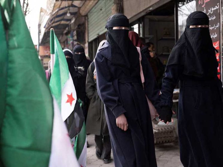 Bandiere turche, velo e sharia. «Però a Idlib ci sono servizi e sicurezza»