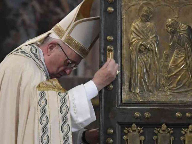 La Porta Santa, il Papa primo pellegrino: stasera si apre il Giubileo