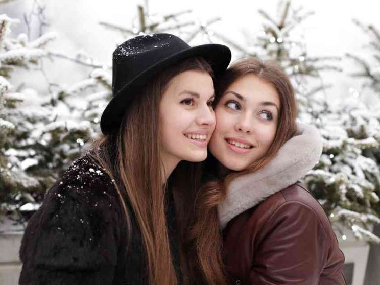 Una donna single e due gemelle adolescenti. Eppure è una famiglia