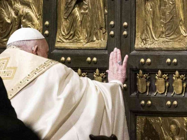 Il Papa ha aperto la Porta Santa. È iniziato il Giubileo