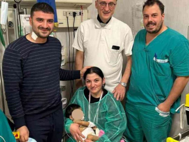 Bimba di 11 mesi rischia la vita: il papà le dona parte del fegato