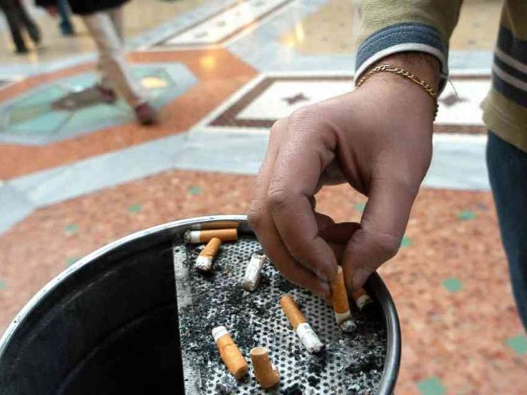 Divieto di fumo all'aperto a Milano: quando parte, cosa c'è da sapere