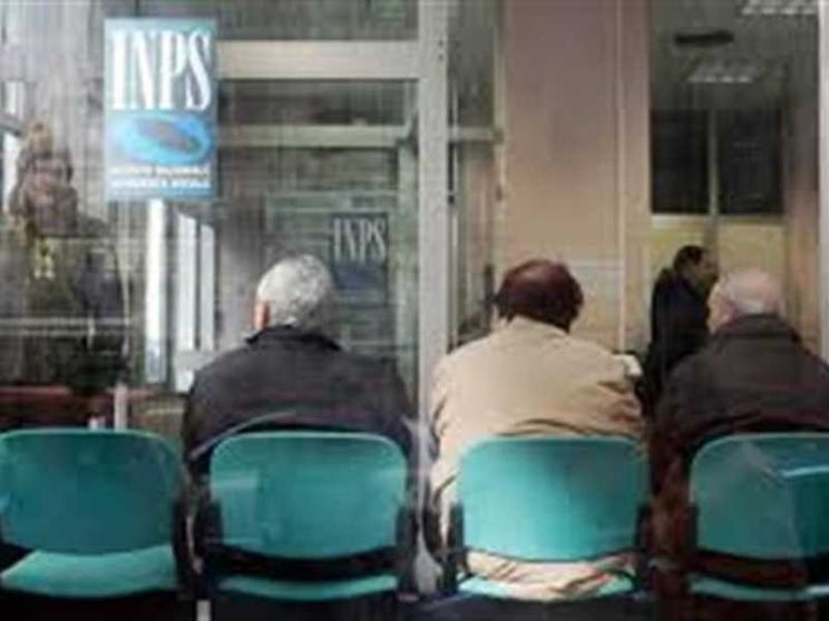 Ritocchi sulle pensioni, ma per pochissimi. A 64 anni una “uscita-fantasma”