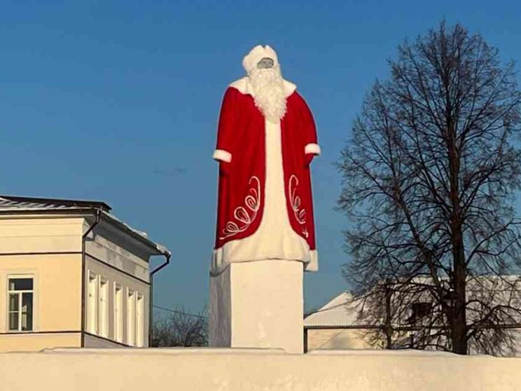 Lenin vestito da Babbo Natale scatena una rivoluzione