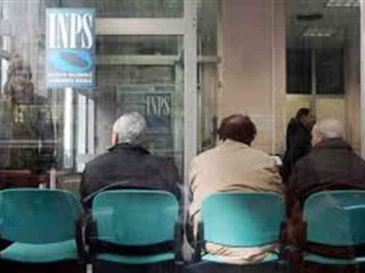 Ritocchi sulle pensioni, ma per pochissimi. A 64 anni una “uscita-fantasma”