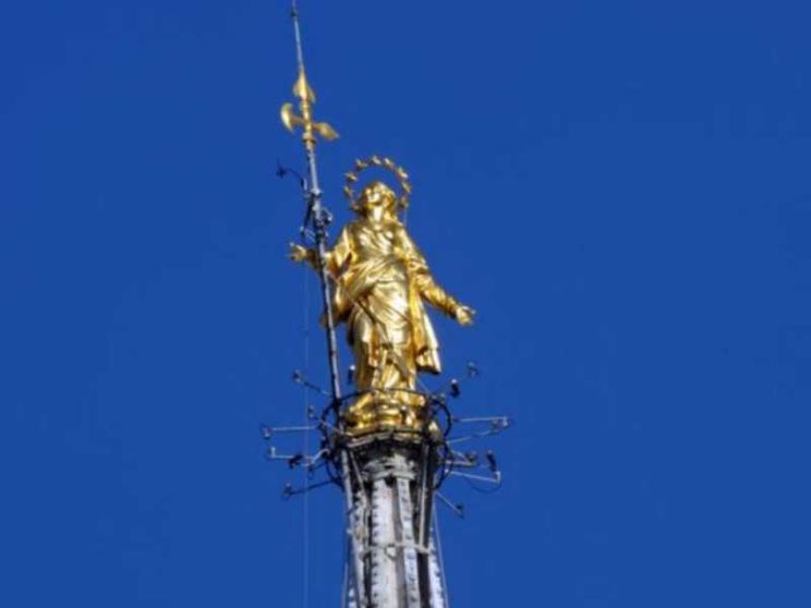 Tutta d'oro (ma è falso), non subito amata: i 250 anni della Madonnina