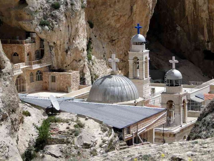 A Maalula, cuore cristiano della Siria, l'albero di Natale per riconciliarsi