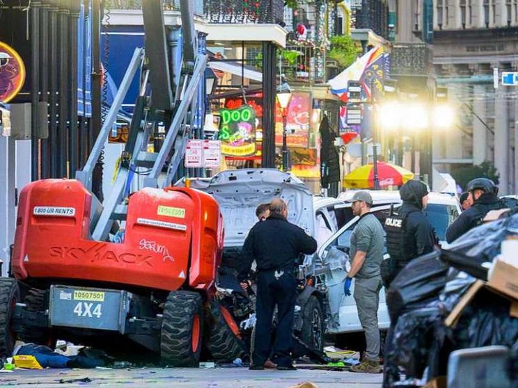 Furgone contro la folla a New Orleans: 15 morti e 30 feriti. «È terrorismo»