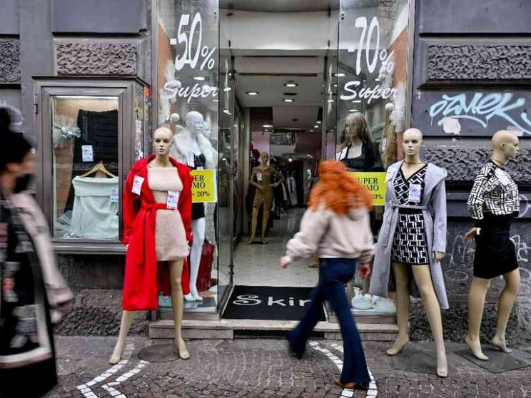 Saldi al via il 4 gennaio, spesa media 307 euro a famiglia