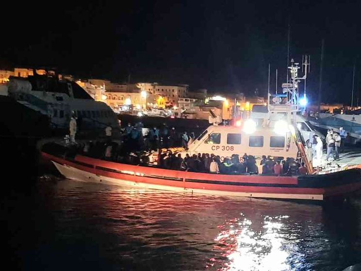 Naufragio vicino a Lampedusa: 20 dispersi, 7 salvati