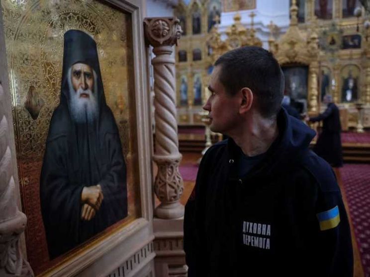 I soldati ucraini sul monte Athos per guarire le ferite della guerra