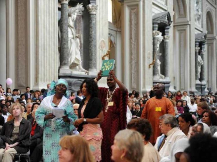 Il Vangelo sempre più senza frontiere: tra i migranti il 47% è cristiano