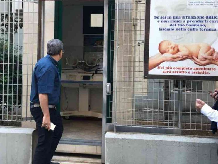 La lettera del vescovo sul neonato morto nella culla termica: «Tutti coinvolti»