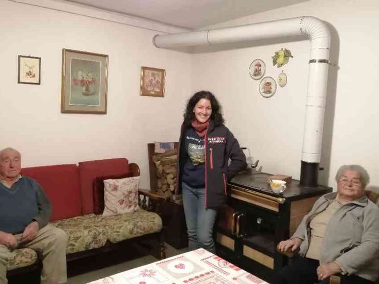 Nel paesino di montagna è arrivata l'infermiera per gli anziani soli