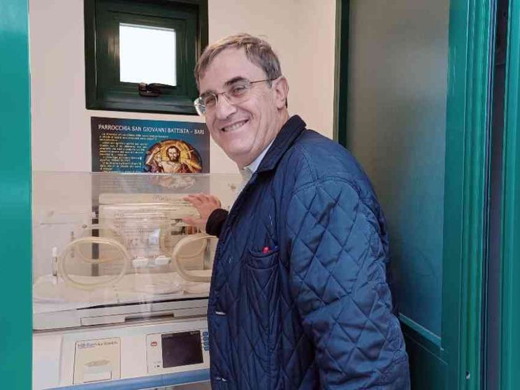 Neonato trovato morto in culla termica, indagato anche il parroco