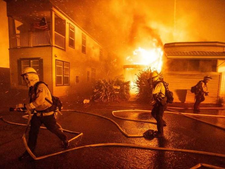 Maxi incendio a Los Angeles, 40mila evacuati. «Non si riesce a domarlo»