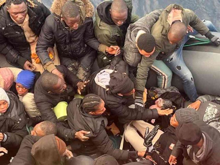 La foto commovente del neonato nato sul gommone il giorno dell'Epifania