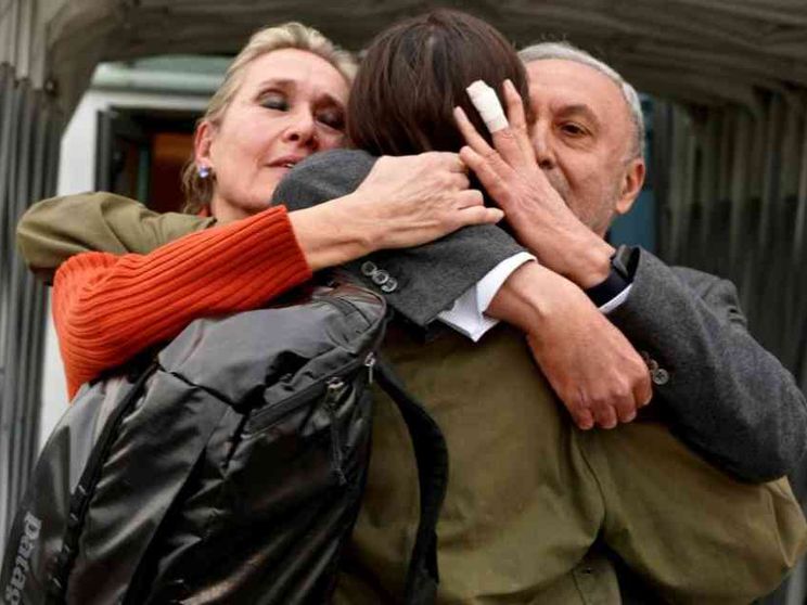 L'abbraccio con Daniele, le lacrime dei genitori: Cecilia Sala è a casa