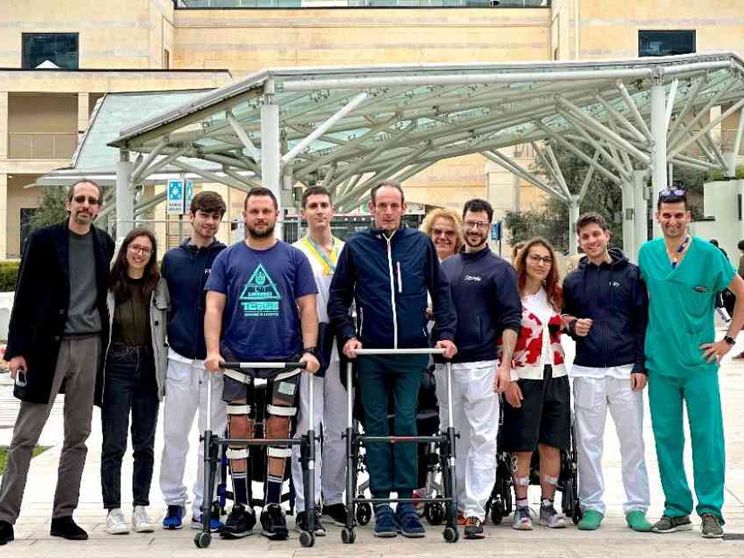 Tornano a camminare con lo stimolatore midollare. «Prima volta al mondo»