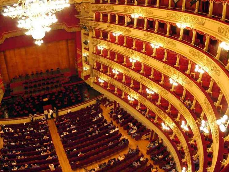 L'ultimo scandalo: 4 euro l’ora per lavorare come maschere a teatro