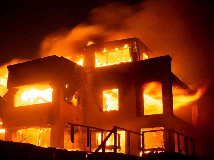 Inferno di fuoco a Los Angeles, Biden annulla il viaggio in Italia