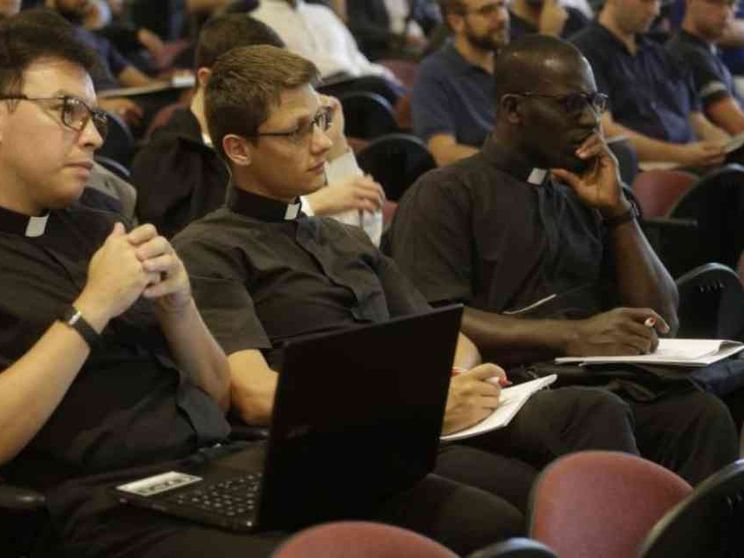 Ecco come si potrà diventare preti in Italia