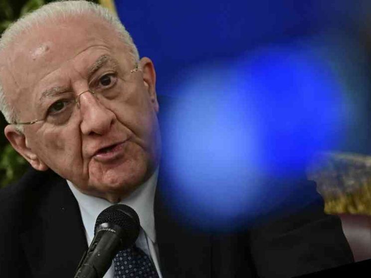 De Luca: «Da governo legge ad personam»