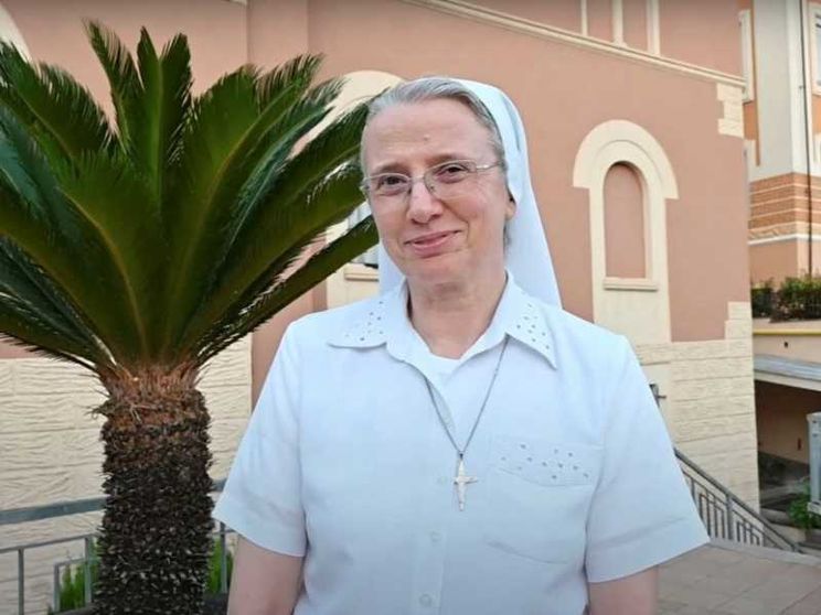 Suor Simona Brambilla firma il primo documento. E chiarisce: «Prefetta»