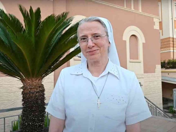 Suor Simona Brambilla firma il primo documento. E chiarisce: «Prefetta»