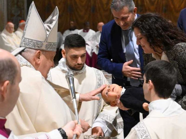 Il Papa battezza 21 bambini e prega ancora per la pace