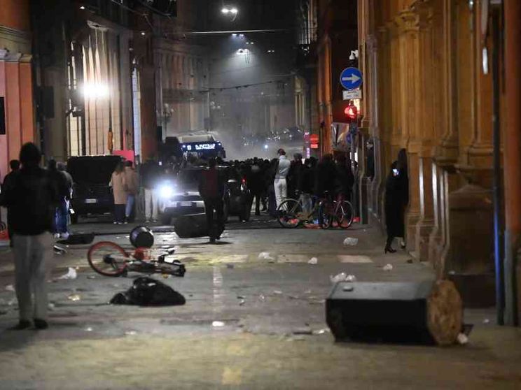 Anarchici, centri sociali, estremisti: chi c'è dietro ai cortei violenti