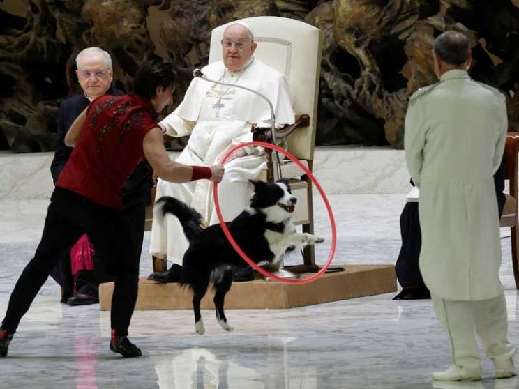 Il Papa denuncia l'abuso sui minori. E prega con madre Teresa di Calcutta
