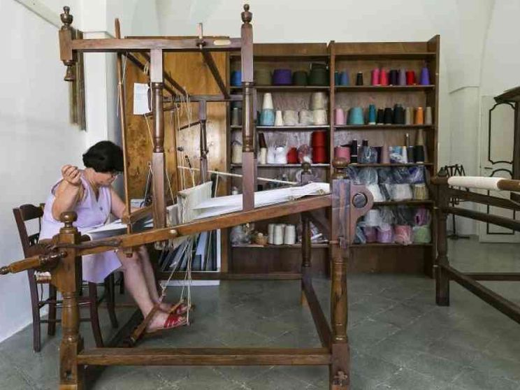 Tessitura e formazione: a Uggiano La Chiesa le Costantine intrecciano speranza