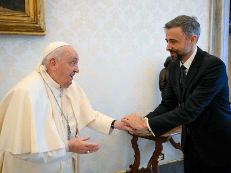Piccolo infortunio per il Papa: caduta e contusione al braccio