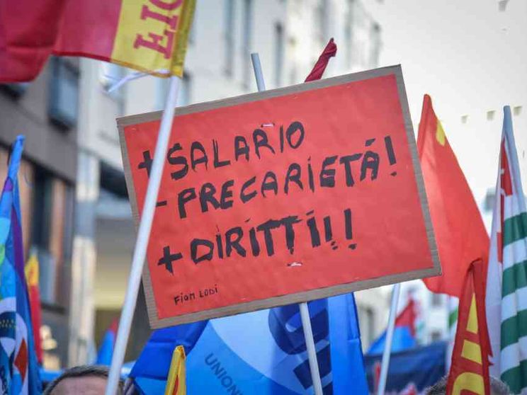 La frenata dei rinnovi contrattuali: salari fermi per milioni di lavoratori