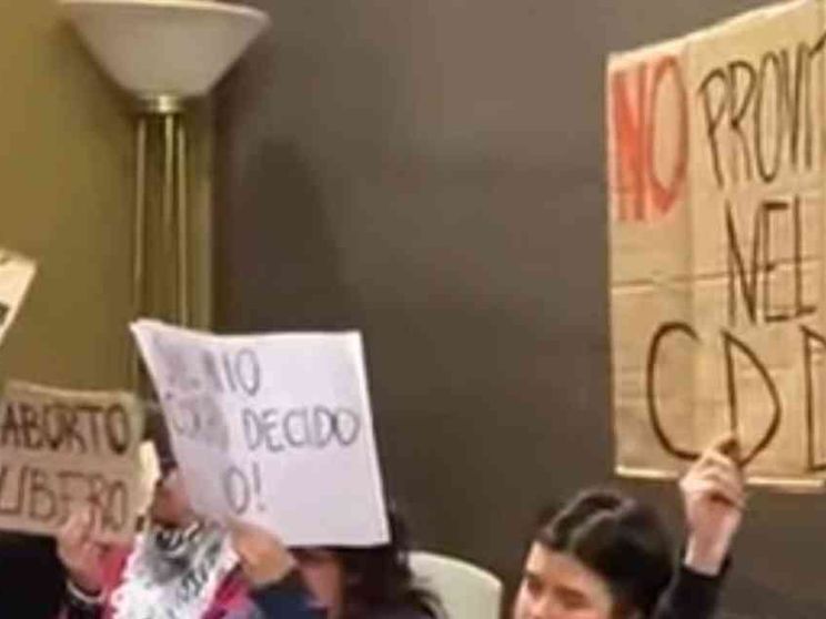 «Fuori Pro Vita dal Consiglio delle donne». Torna l’intolleranza