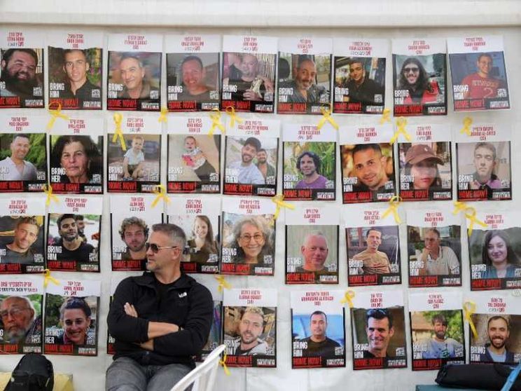 I 33 ostaggi di Hamas liberi per primi: chi sono. Paura per bimbi e anziani