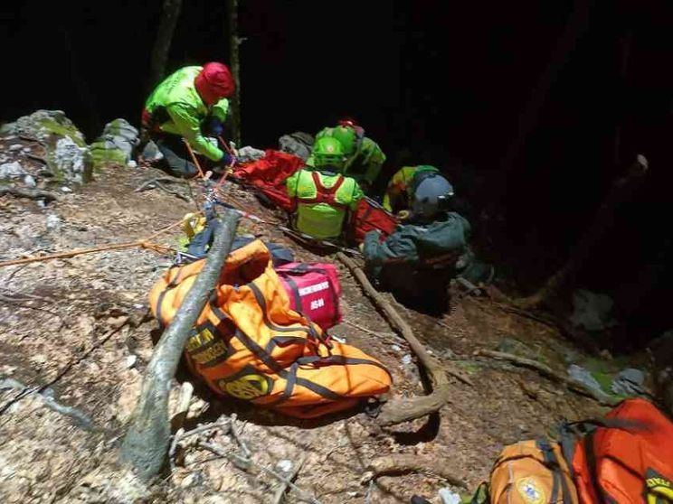 La notte sottozero del Soccorso alpino per salvare l'escursionista ferito